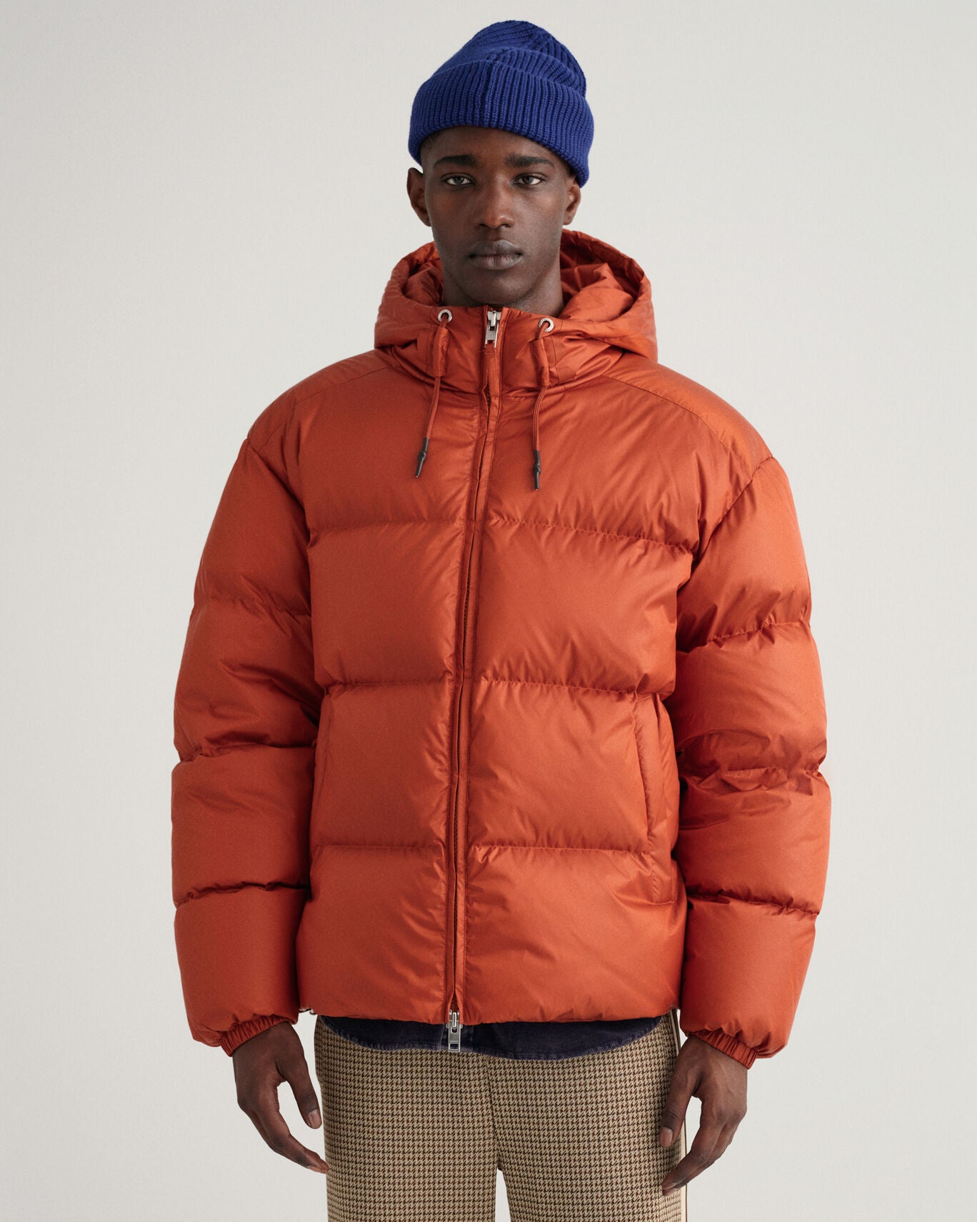 Gecă pufoasă de iarnă cu glugă pentru bărbați GANT rosie - brown