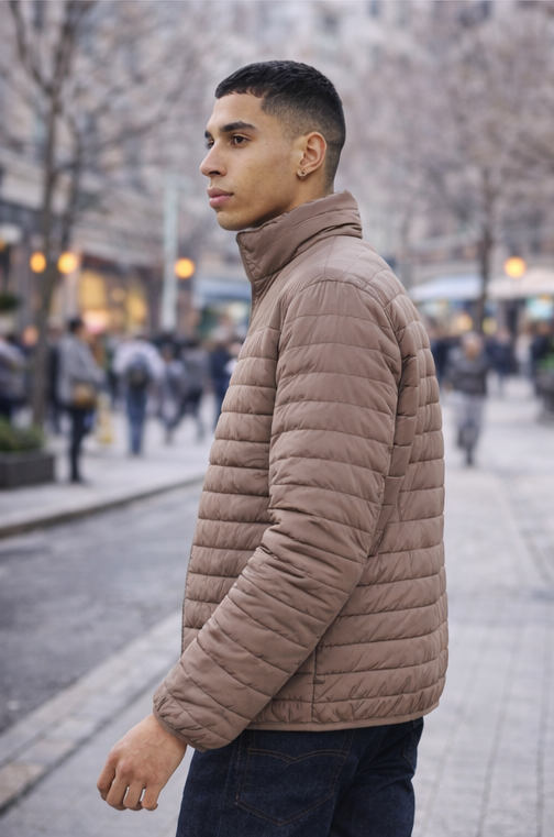 geaca matlasata barbati bej taupe
geaca barbati sezon rece culoare bej
geaca matlasata barbati vedere fata
geaca barbati casual iarna